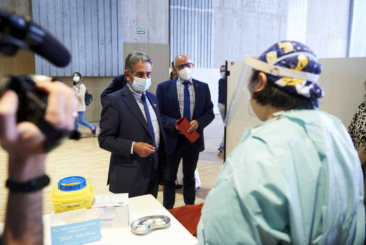 El presidente de Cantabria, Miguel Ángel Revilla,en un centro de vacunación en Santander.