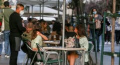 La hostelería en Madrid podrá cerrar a la 1.00 y tener 8 comensales por mesa en las terrazas