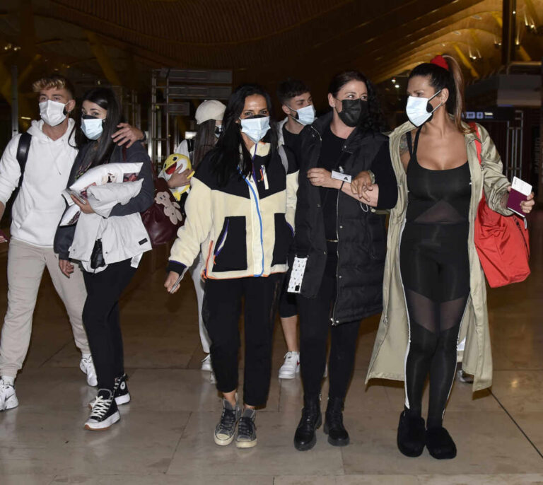 Los 'supervivientes' ponen rumbo a Honduras: así ha sido su paso por el aeropuerto