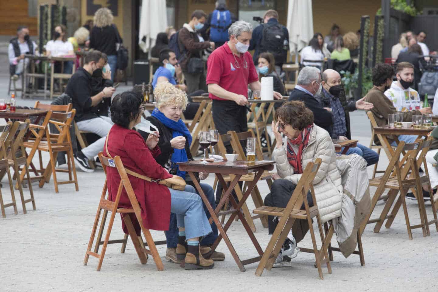 Una terraza llena de gente durante el primer día del puente de Semana Santa, en Gijón, Asturias