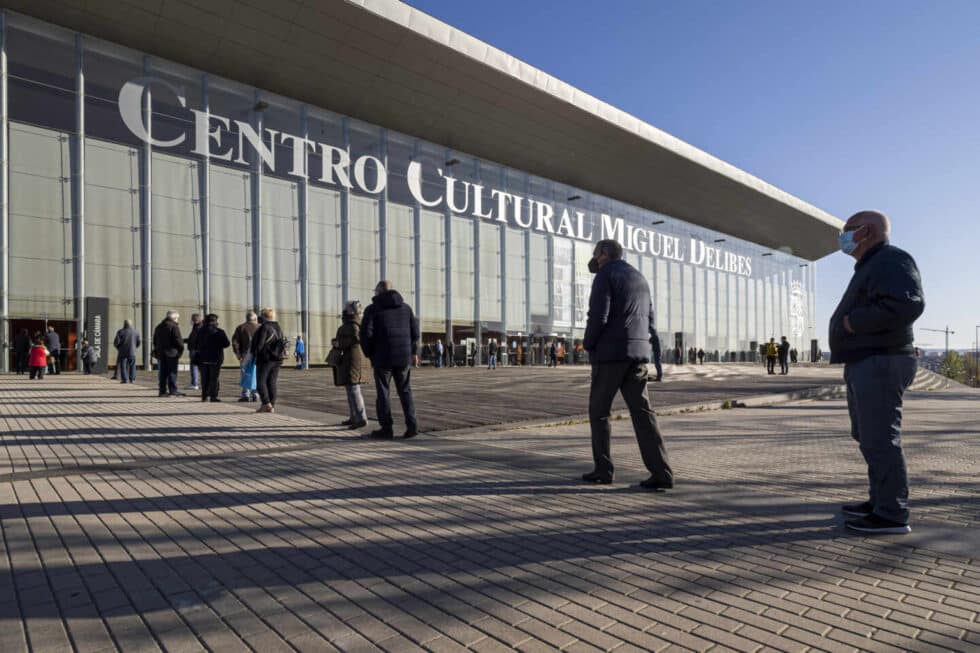 Una fila de personas espera a recibir la vacuna contra el Covid-19 en Valladolid