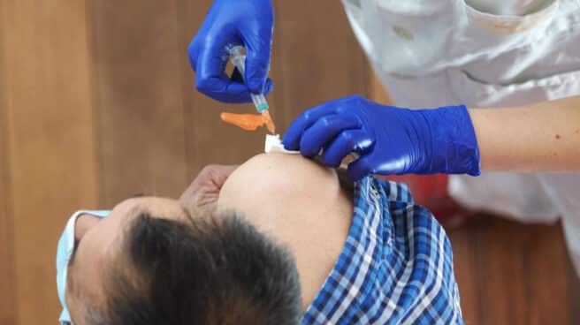 Un trabajador sanitario suministra la vacuna de AstraZeneca contra el Covid a una persona en Valladolid.