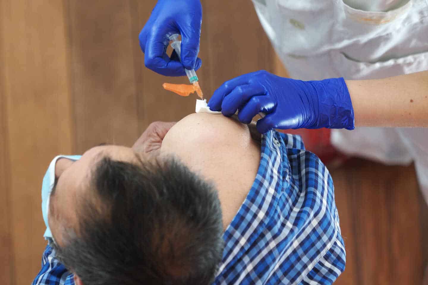 Un trabajador sanitario suministra la vacuna de AstraZeneca contra el Covid a una persona en Valladolid.