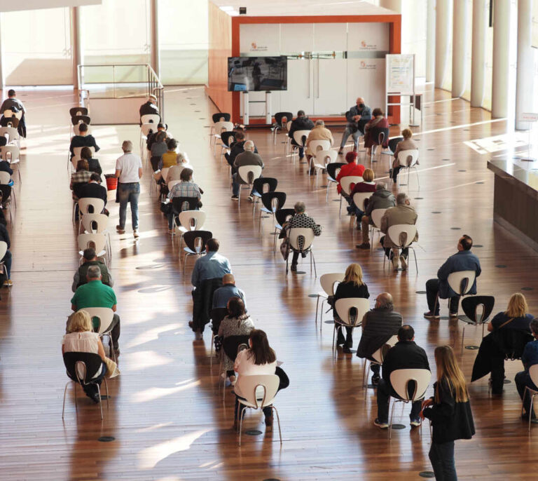 Las comunidades empezarán a vacunar con AstraZeneca a la población entre 65 y 69 años