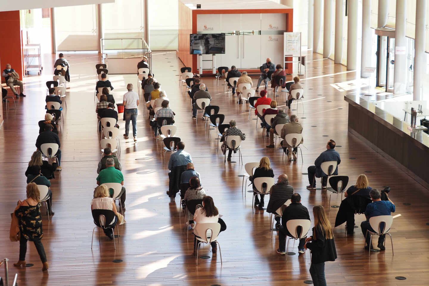 Una fila de persona esperan para recibir la vacuna contra el Covid-19, en Valladolid.