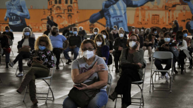 Vacunación masiva en Ourense a personas de entre 60 y 80 años Fila de pacientes que esperan sentados tras recibir la primera dosis de la vacuna AstraZeneca en el recinto de Expourense, a 6 de abril de 2021, en Ourense