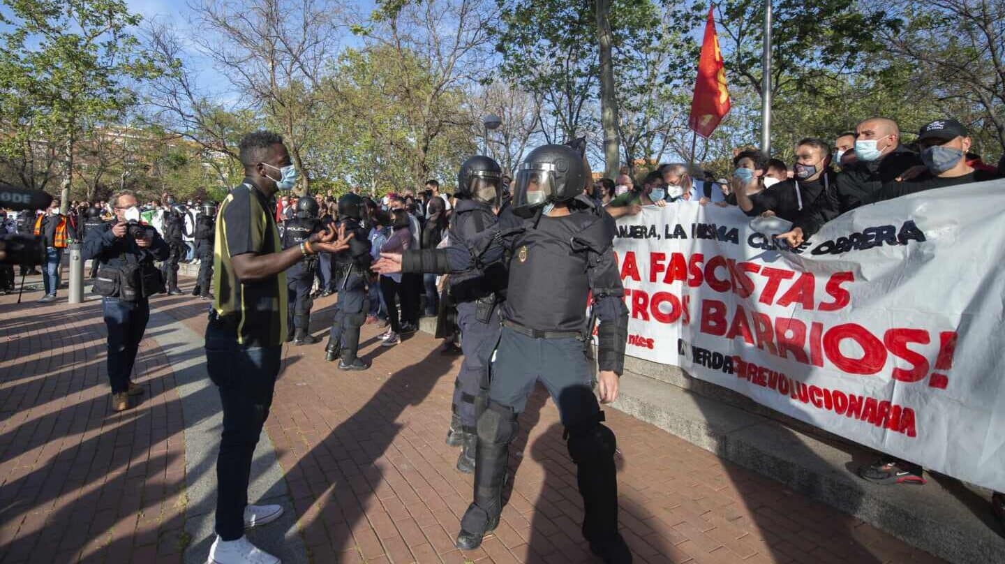 Bertrand Ndongo de VOX frente a los manifestantes antifascistas. Alberto Ortega / Europa Press