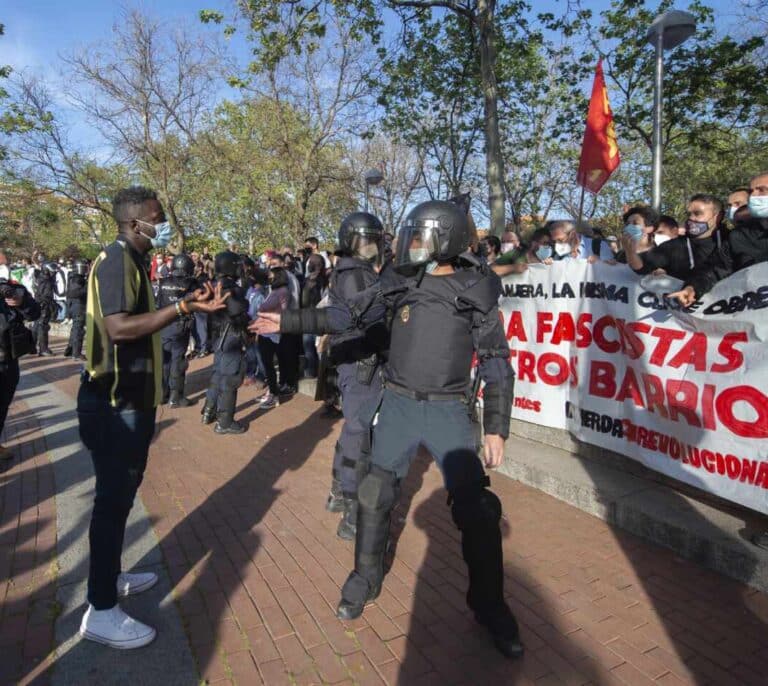 Vox en Vallecas: Los polos se atraen en la Plaza Roja