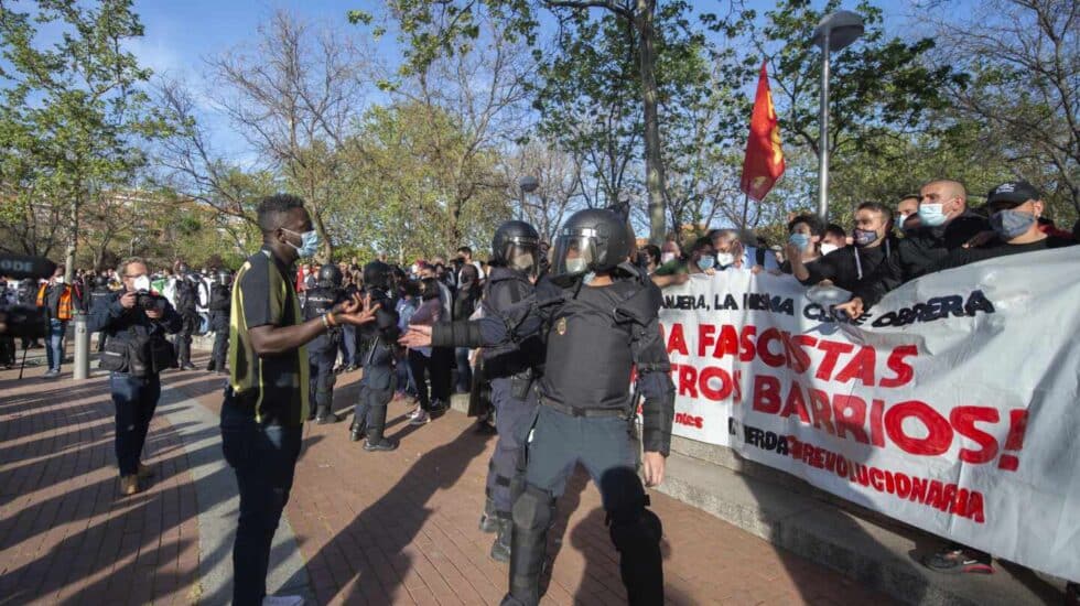 Bertrand Ndongo de VOX frente a los manifestantes antifascistas. Alberto Ortega / Europa Press