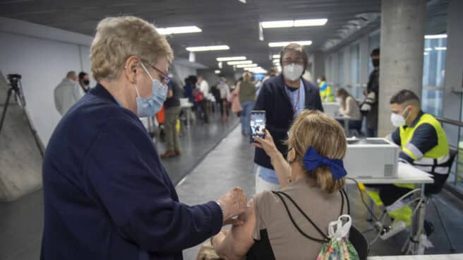 Una trabajadora sanitaria administra la primera dosis de la vacuna AstraZeneca contra el Covid-19 a una persona en el Wizink Center