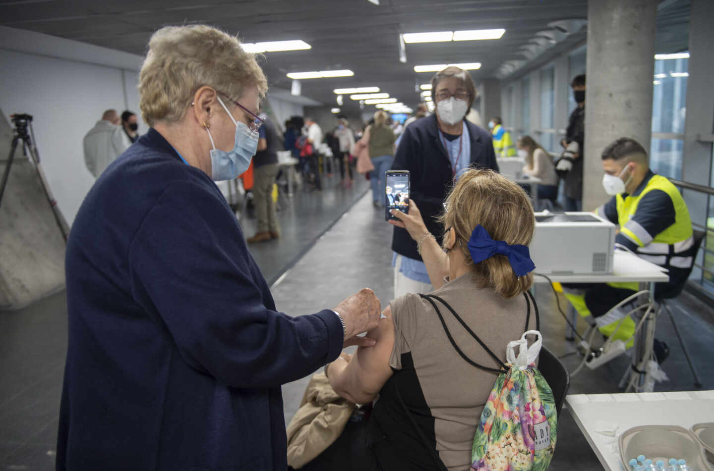 Una trabajadora sanitaria administra la primera dosis de la vacuna AstraZeneca contra el Covid-19 a una persona en el Wizink Center