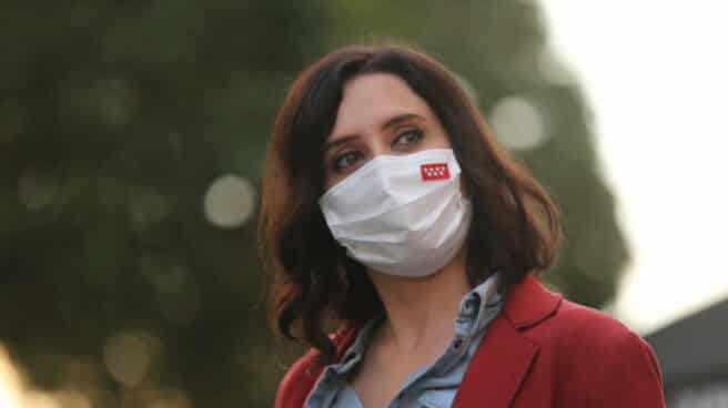Ayuso se reúne con hosteleros y comerciantes de Getafe (Madrid) La presidenta de la Comunidad de Madrid y candidata a la reelección, Isabel Díaz Ayuso, porta una mascarilla con la bandera de la región.
