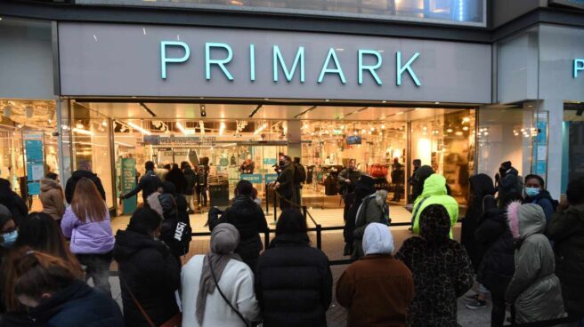 Colas en una tienda de Primark en Birmingham