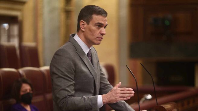 El presidente del Gobierno, Pedro Sánchez, interviene durante una sesión plenaria, a 14 de abril de 2021, en el Congreso de los Diputados, Madrid, (España)