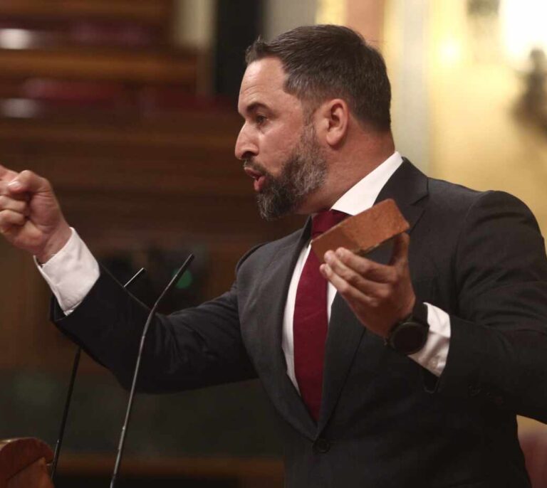 Hablar bajito con el adoquín en la cabeza