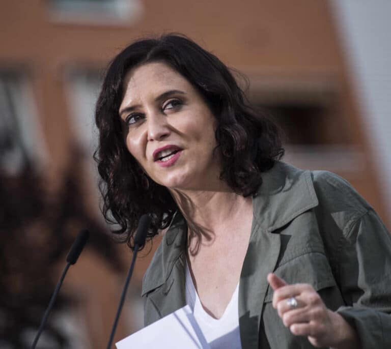 La encuesta de 'El País' también da mayoría absoluta de Ayuso con Vox