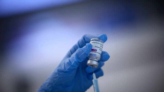 Una sanitaria prepara la vacuna contra el Covid-19 de Pfizer.