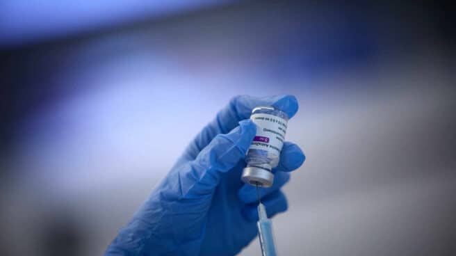 Documentan el primer caso de parálisis de Bell tras cada dosis de Pfizer Una sanitaria prepara la vacuna contra el Covid-19 de Pfizer.