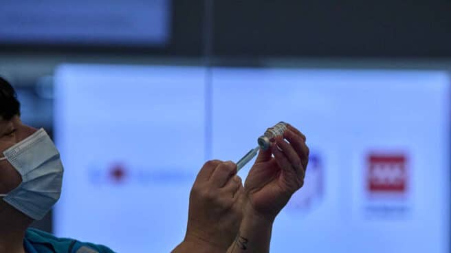 Una sanitaria maneja una vacuna de AstraZeneca en el Wanda Metropolitano.