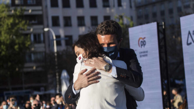 Ayuso y Casado se abrazan en el mitin de Madrid de inicio de la campaña del 4-M.