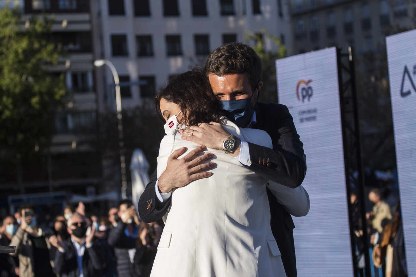 Ayuso y Casado se abrazan en el mitin de Madrid de inicio de la campaña del 4-M.