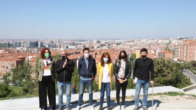 Iñigo Errejón y Mónica García, junto a otros líderes de Más Madrid en el Cerro del Tío Pío.