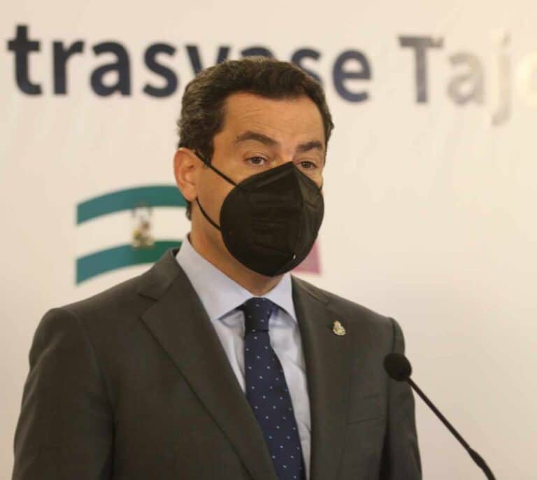 Andalucía estudia permitir a los inmunizados la movilidad entre provincias y el acceso a eventos