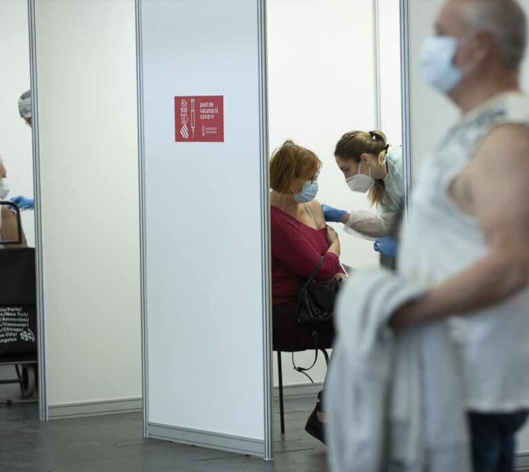 España registra 17 nuevos fallecimientos y la incidencia se mantiene estable en 124