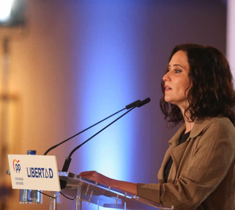 Ayuso, a 9 escaños de la mayoría absoluta según una encuesta de 'La Razón'