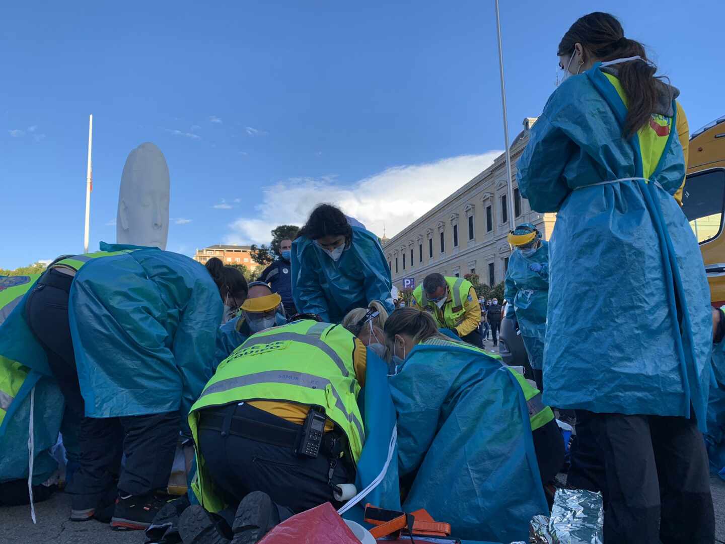 Herido grave un motorista de 32 años al chocar con un coche en la Plaza de Colón