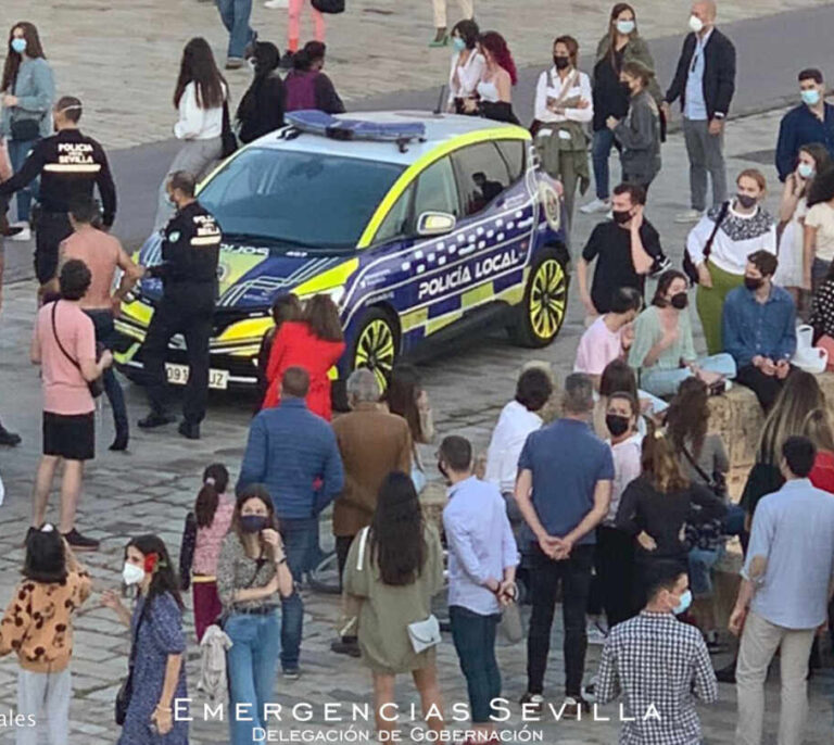 Cuatro jóvenes congregan a una multitud tras hacer 'puenting' en el Guadalquivir