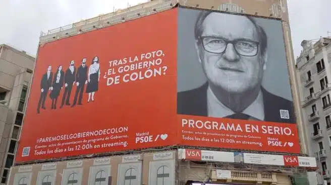 El PSOE despliega una lona en Callao pidiendo a los ciudadanos evitar "el Gobierno de Colón"