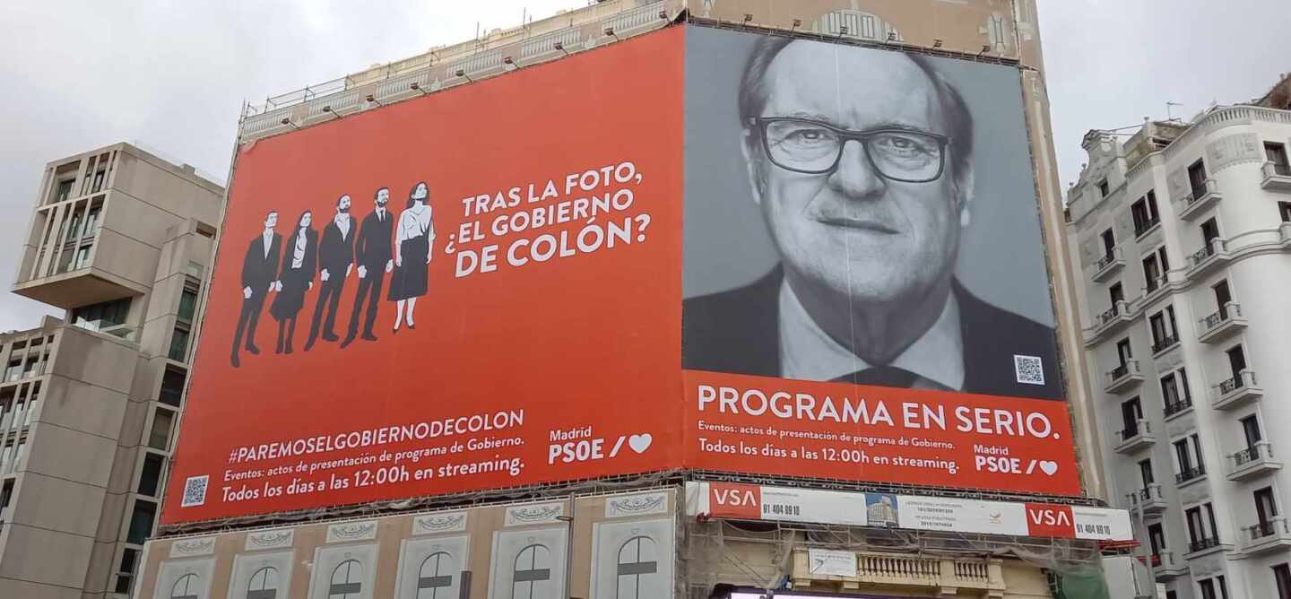 El PSOE despliega una lona en Callao pidiendo a los ciudadanos evitar "el Gobierno de Colón"