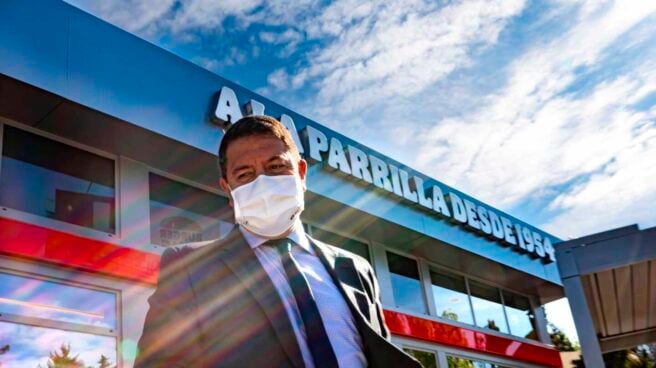 El presidente de Castilla-La Mancha, Emiliano García-Page, inaugura un Burger King en Toledo.