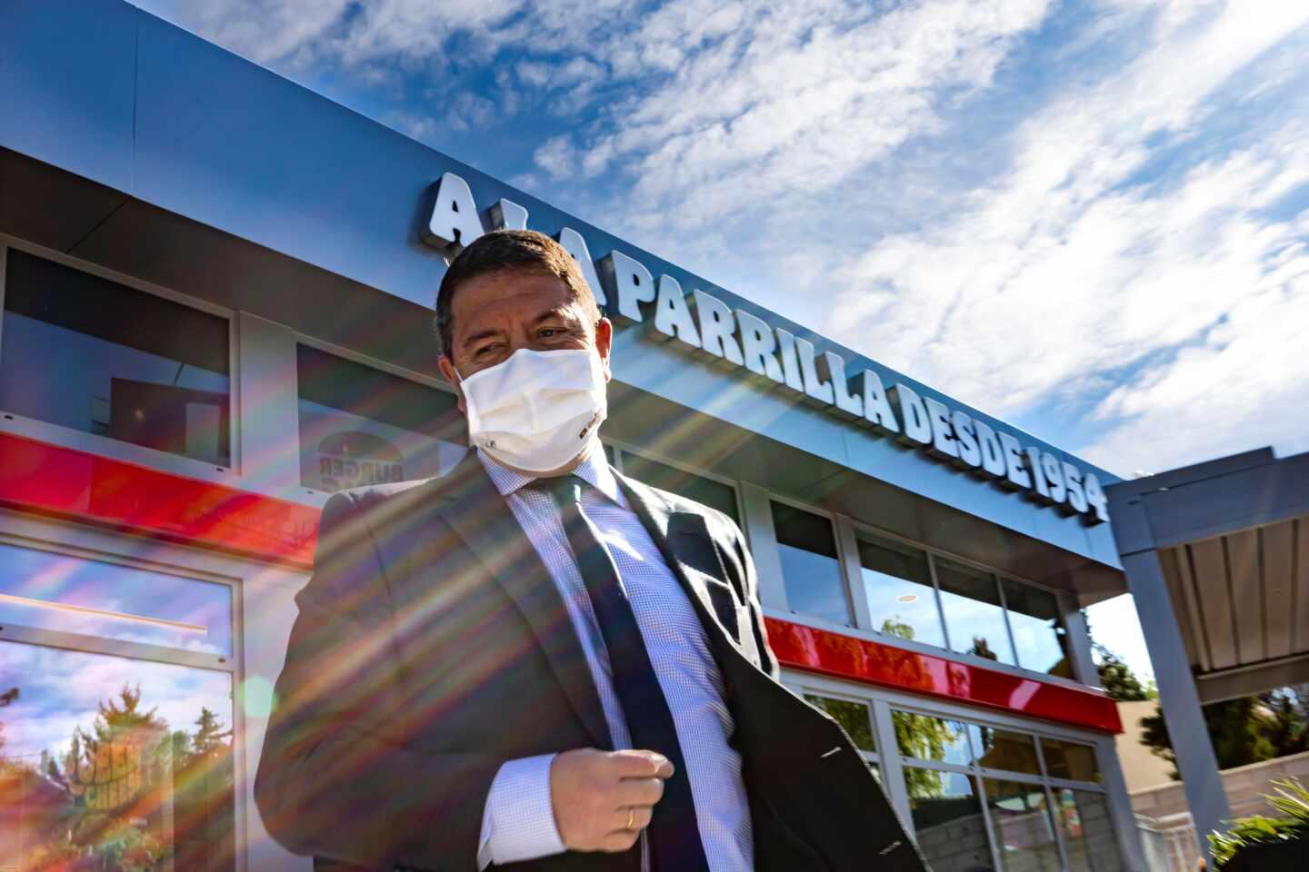 El presidente de Castilla-La Mancha, Emiliano García-Page, inaugura un Burger King en Toledo.