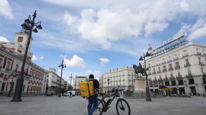Un repartidor de Glovo en Madrid. Un repartidor de Glovo en Madrid.