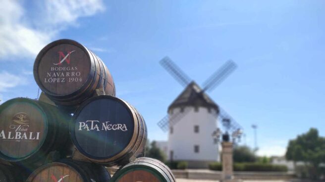 Varias barricas publicitarias con las principales bodegas de Valdepeñas en la Avenida del Vino