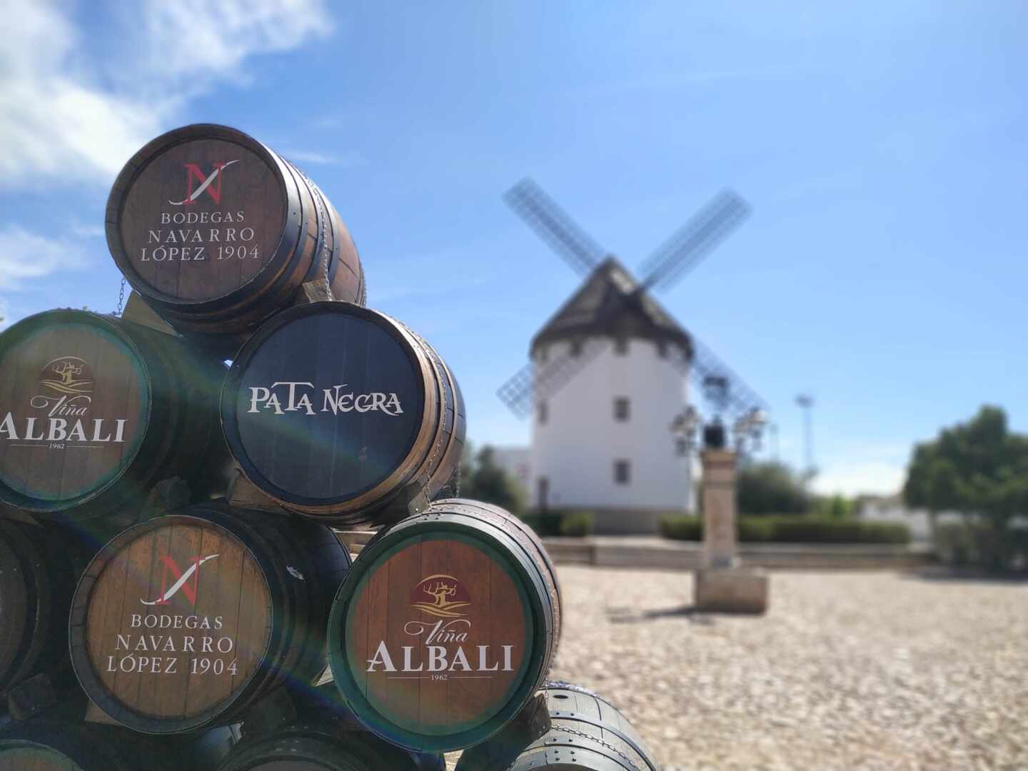 Varias barricas publicitarias con las principales bodegas de Valdepeñas en la Avenida del Vino