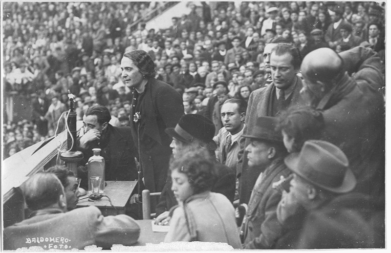 Dolores Ibárruri, La Pasionaria, junto a Rafael Alberti en un mitin en la Plaza de toros de Madrid en febrero de 1936