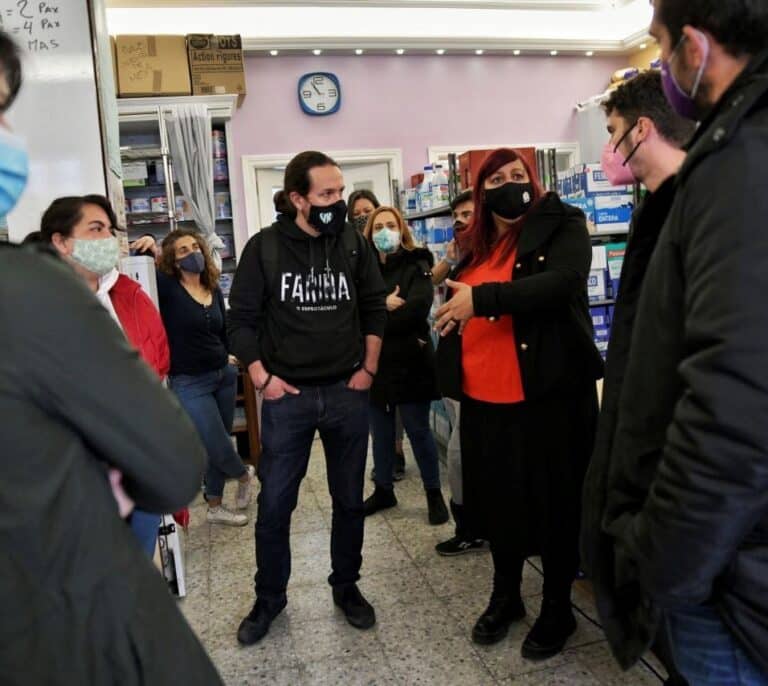 Iglesias, espantapájaros en Vallecas