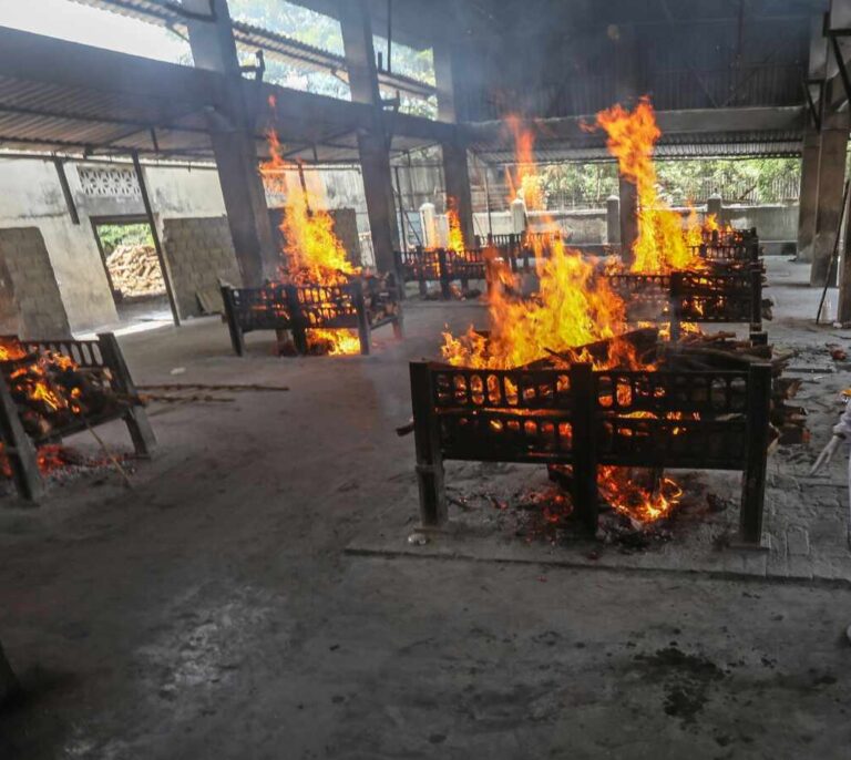 El covid azota la India a un ritmo salvaje: 245 contagios por minuto