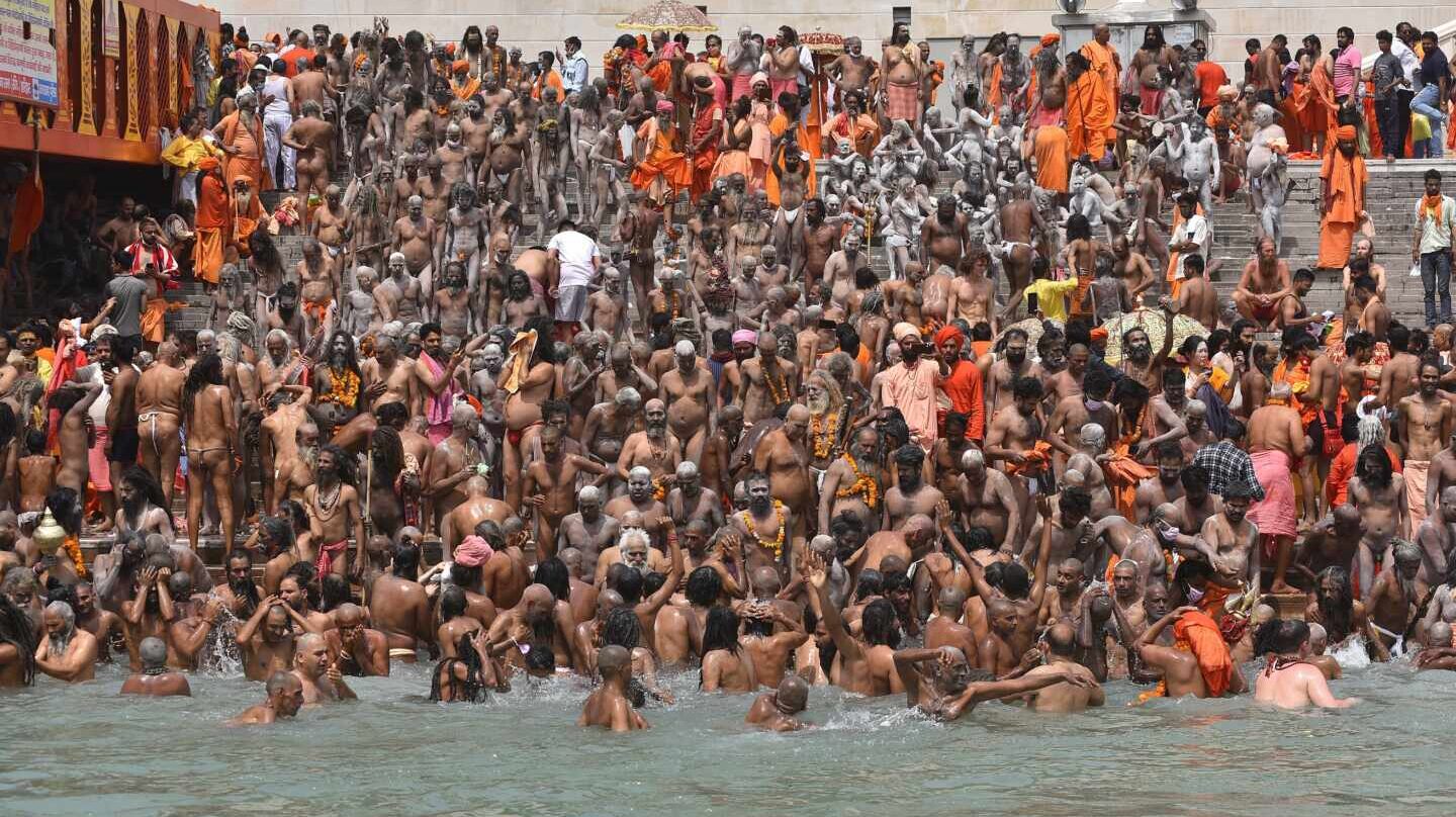 Cientos de personas participaron el fin de semana en el peregrinaje de kumbhamela mientras la curva de contagios se dispara en la India