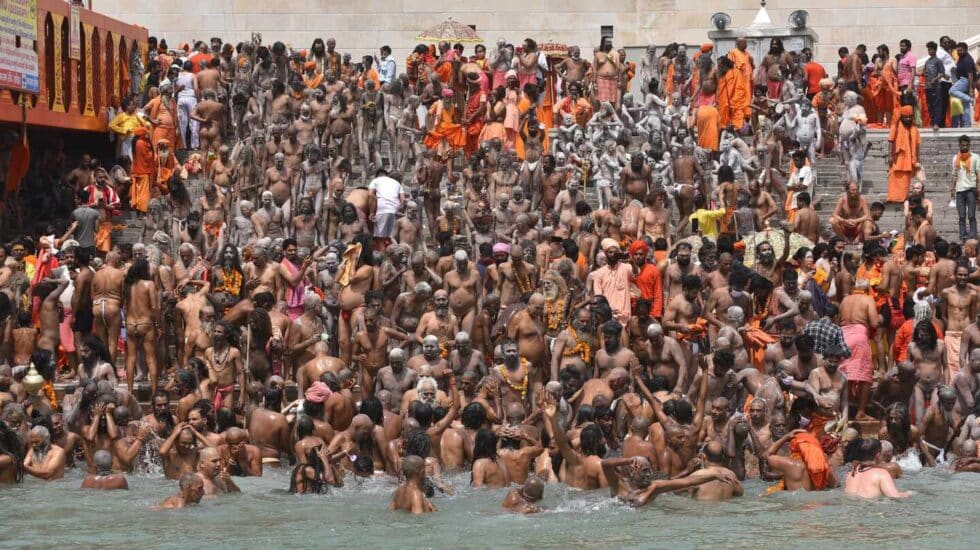 Cientos de personas participaron el fin de semana en el peregrinaje de kumbhamela mientras la curva de contagios se dispara en la India