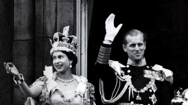 Isabel II y Felipe de Edimburgo, una boda que lo tenía todo en contra La reina isabel II y el príncipe Felipe, el día de la Coronación