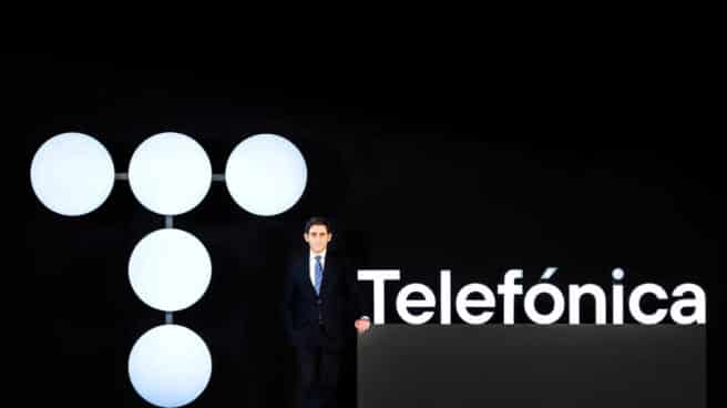 El presidente de Telefónica, Álvarez-Pallete, en la junta de accionistas de 2021 posa con el nuevo logo