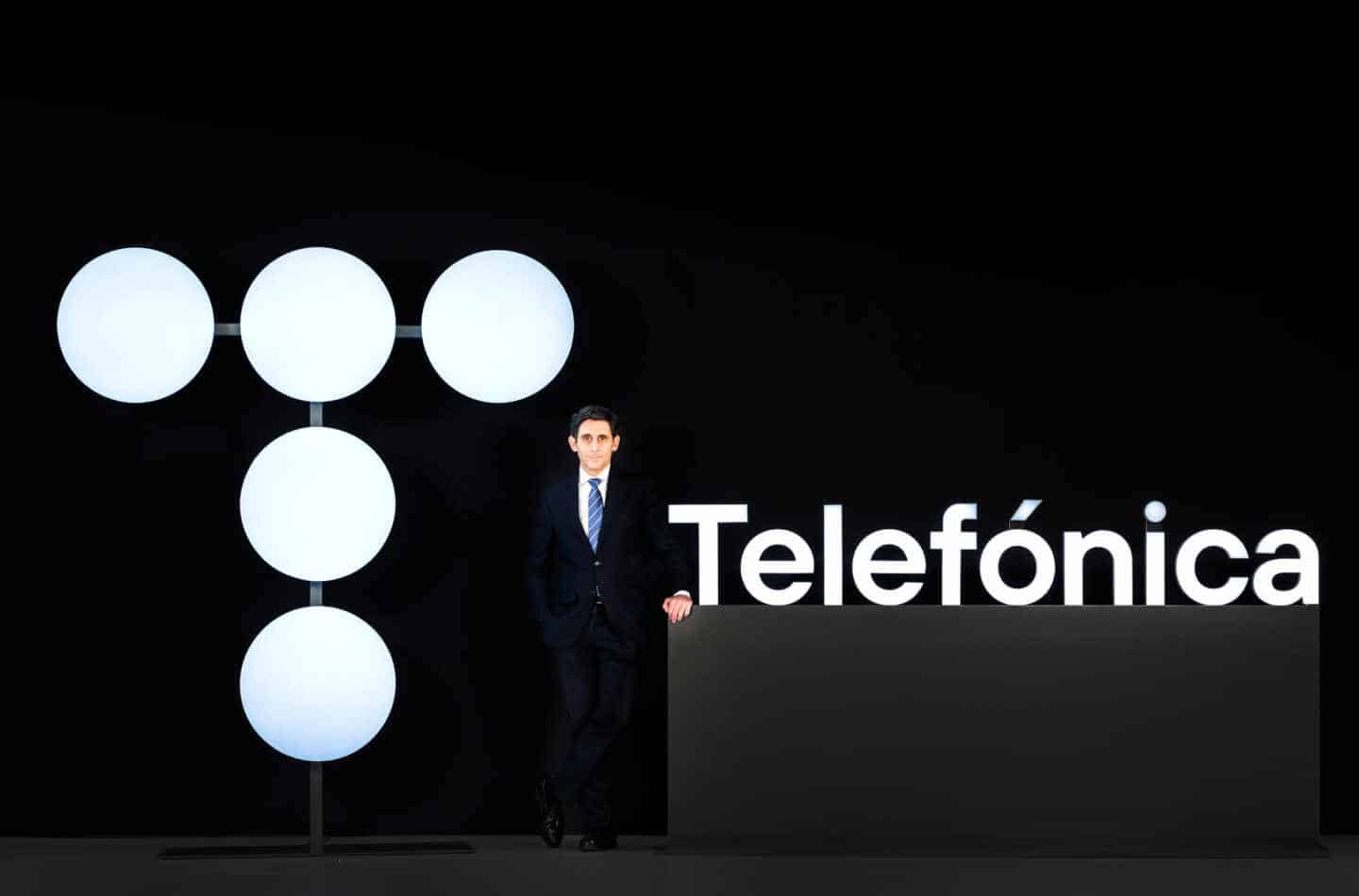 El presidente de Telefónica, Álvarez-Pallete, en la junta de accionistas de 2021 posa con el nuevo logo