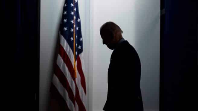 Joe Biden, ¿hacia un nuevo paradigma en EEUU? Joe Biden, presidente de EEUU, entre sombras, junto a la bandera de EEUU