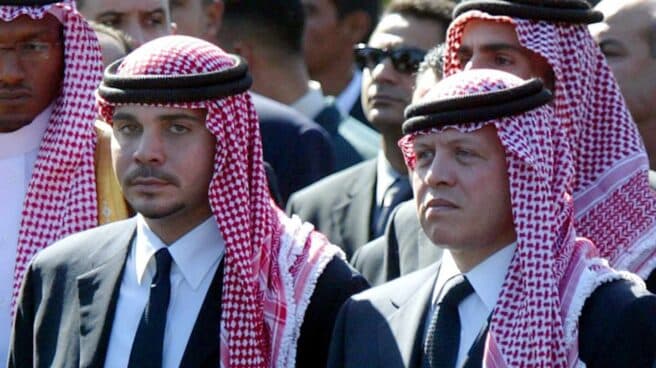 El rey Abdalá de Jordania, dcha, junto a su hermano, el príncipe Hamzah