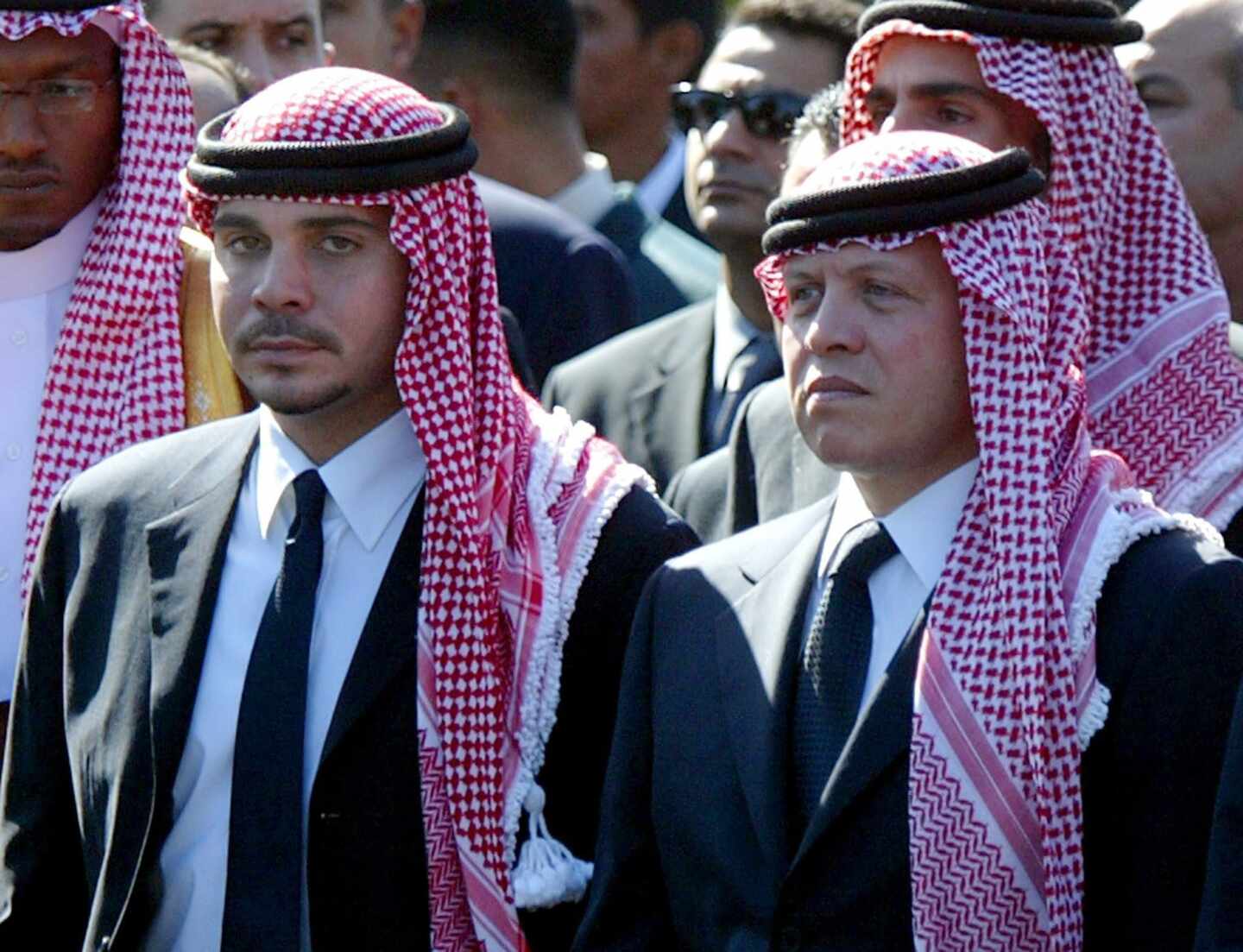 El rey Abdalá de Jordania, dcha, junto a su hermano, el príncipe Hamzah