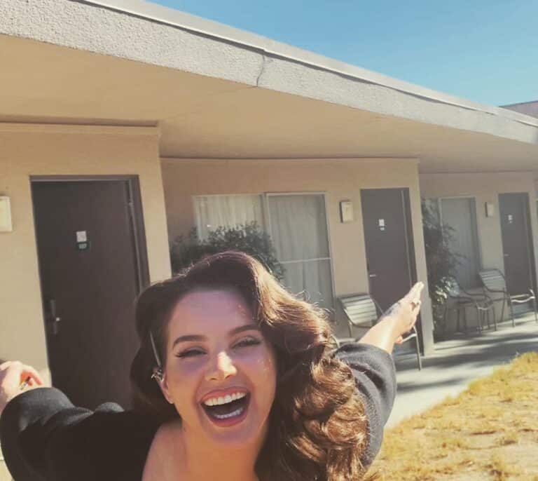 'Violet hace el puente sobre la hierba': cuando Lana del Rey creó poesía por accidente
